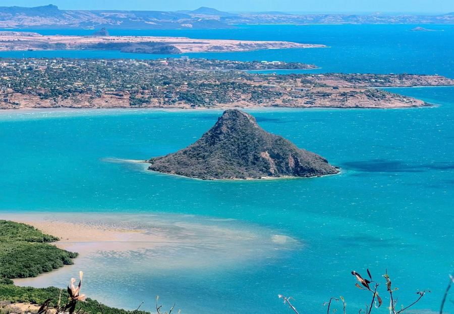 Baie de Diego Suarez et son îlot vu d'en haut